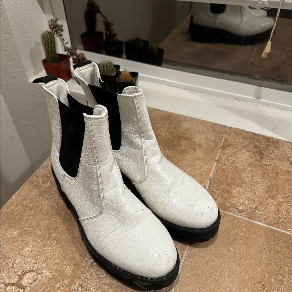BP white lug sole Chelsea Boot size 9.5